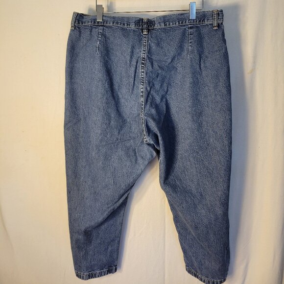 Women's Wrangler Capris. Size 18. Denim. Good Used Condition. ITEM #1696 - Picture 2 of 2